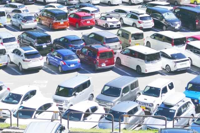 駐車場に停まるたくさんの車